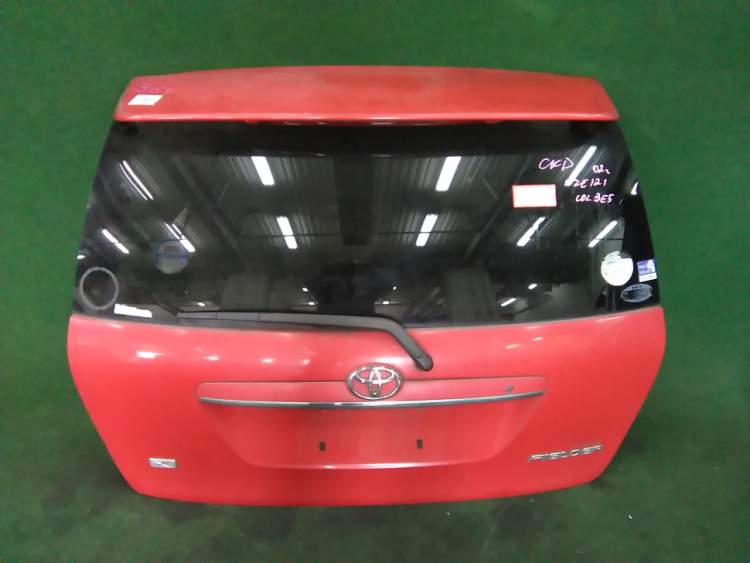дверь пятая на 1nz-fe TOYOTA COROLLA FIELDER nze121 (Тойота Королла Филдер) красный задняя